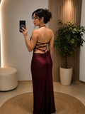 Vestido liso de satin de tirantes liso con cordones en espalda vino