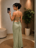 Vestido liso de satin de tirantes liso con cordones en espalda verde olivo