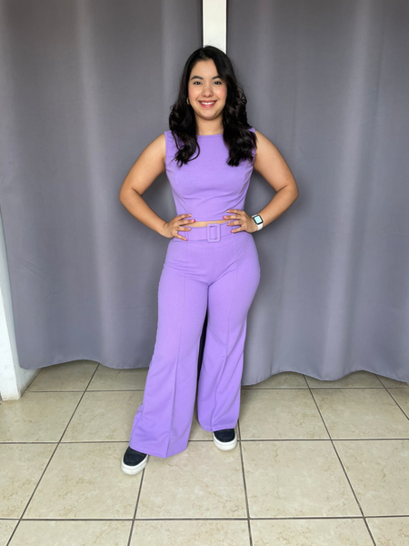 Conjunto de blusa corta y pantalon de vestir lila