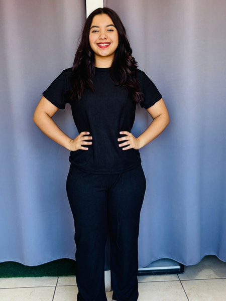 Conjunto de blusa lisa y pantalon negro
