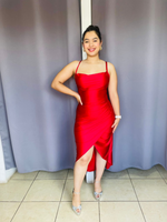 Vestido de tirantes de satin con corte cruzado rojo