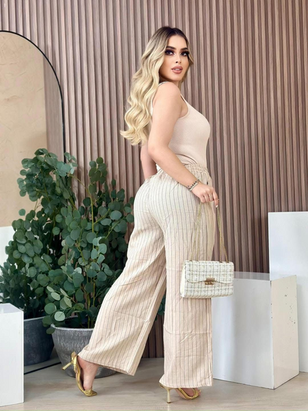 Pantalon de campana con lineas blancas beige