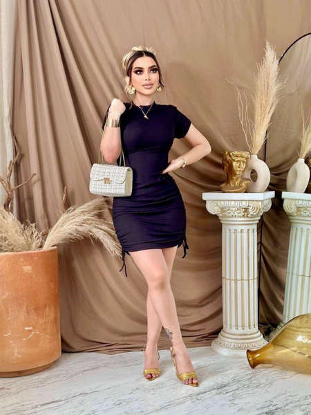 Vestido de cuello redondo y jareta en costados negro