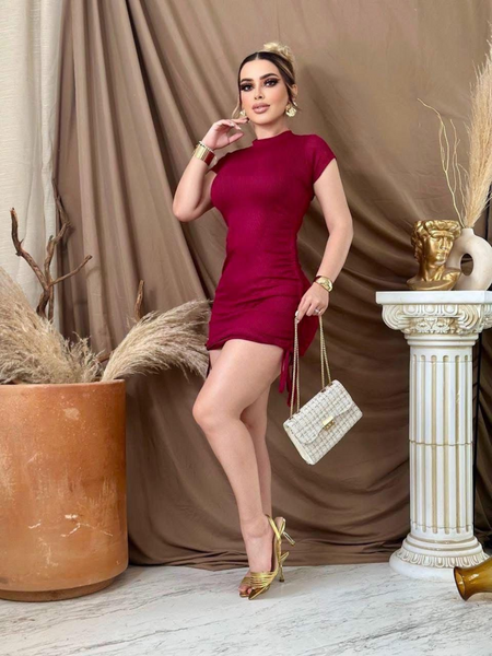 Vestido de cuello redondo y jareta en costados vino
