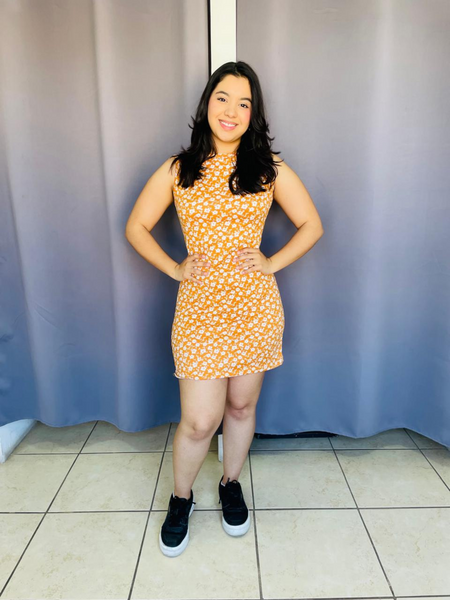 Vestido de flores con abertura en espalda y flores Color amarillo