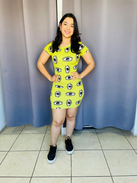 Vestido corto con estampado de ojos verde lima