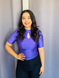Blusa satinada con ojal frontal morado