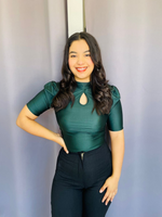 Blusa satinada con ojal frontal verde
