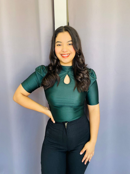 Blusa satinada con ojal frontal verde