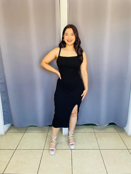 Vestido liso con abertura de tirantes negro