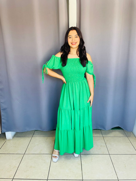 Vestido con elastico en cintura y listones en manga verde