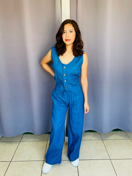 Conjunto de chaleco y pantalon de campana mezclilla clara