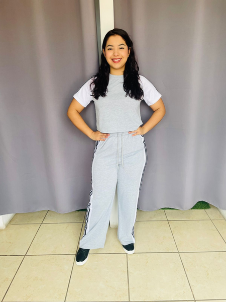 Conjunto deportivo de pants con lineas negras color gris