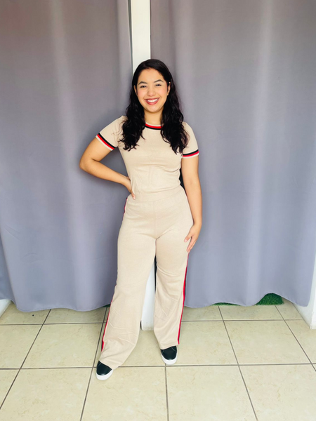 Conjunto de blusa y pantalon tejido lineas rojo y negro en manga y pantalon beige