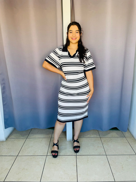 Vestido tipo polo con estampado de lineas negras color blanco