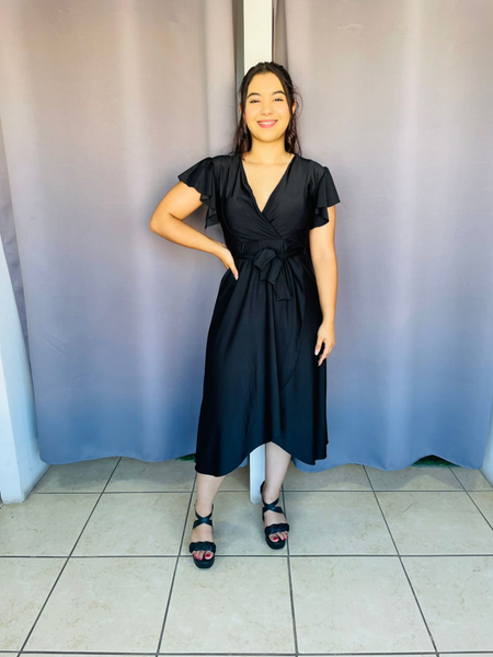 Vestido de satin con olanes en manga y corte A con cinturon negro