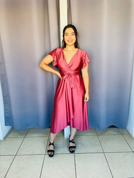 Vestido de satin con olanes en manga y corte A con cinturon rosa