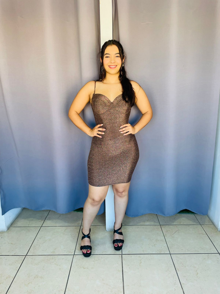 Vestido de tirantes con copas con destellos dorados