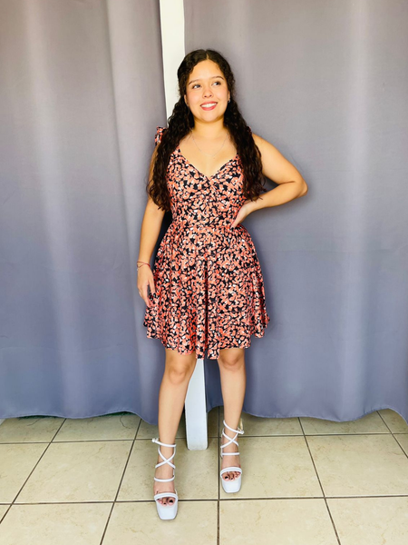 Vestido con estampado de plantas olan en tirante corte A Negro