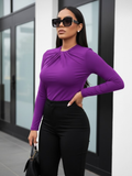 Blusa morada de manga larga con cuello de lazo ceñido