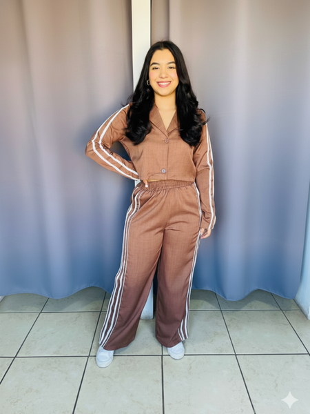 Conjunto de saco corto con elastico y  pantalon con lineas a los costados café