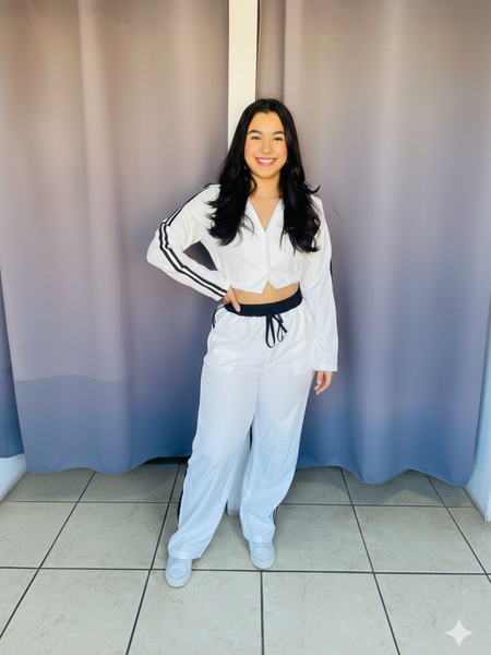 Conjunto de saco corto con elastico y  pantalon con lineas a los costados blanco