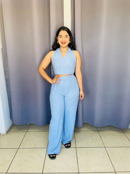 Conjunto de pantalon con blusa de cuello halter azul claro
