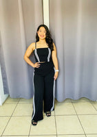Conjunto de blusa con lineas blancas y pantalon con lineas blancas a los costados negro