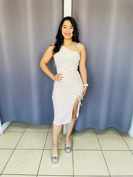 Vestido con herraje dorado en tirante beige