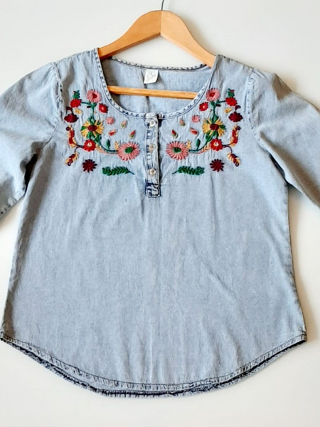 Blusa de mezclilla bordada  de flores