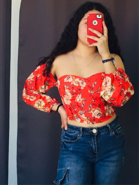 Blusa corta con estampado floral café rojo