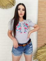 Playera con bordado de flores rosas Gris