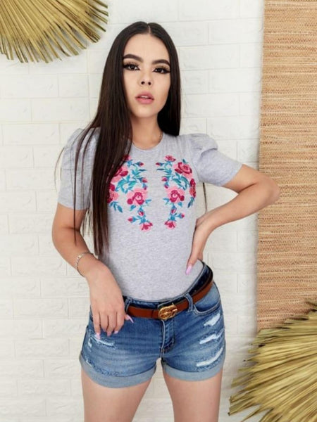 Playera con bordado de flores rosas Gris